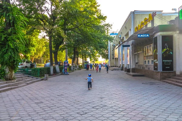 Bishkek Street Pequeño Niño Kirguiso Con Sombrero Cabeza Corre Tras —  Fotos de Stock