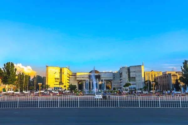 Площадь Бишкек Ала Тоо Фонтанами Голубым Небом — стоковое фото