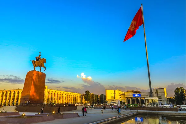 Bishkek Ala Too Square Sventola Bandiera Del Kirghizistan Sul Palo — Foto Stock