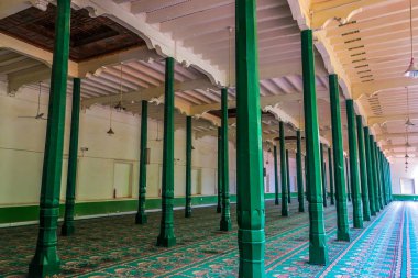 Kaşgar kimliği Kah Camii yeşil halı sütunlarla açık namaz için renkli.