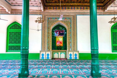 Kaşgar kimliği Kah Camii yeşil renkli Halılar sütunlarla açık dualar ve mihrap