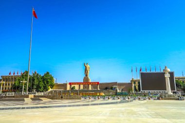 Kaşgar People's Park Meydanı Mao Zedong heykeli bayrak sallayarak Çince