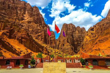 Tianshan gizemli Büyük Kanyon ana giriş kapısı ile bayrak View Point sallayarak Çince