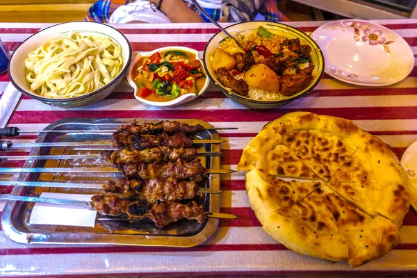 Uygur geleneksel sıcak baharatlı kuzu şişleri kimyon ve Naan ekmek ile