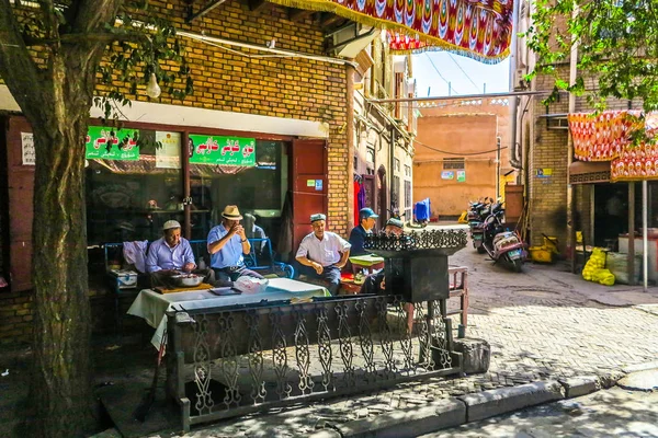 Kashgar Ciudad Vieja Uyghur Hombres Preparación Lamb Skewers Street Comida — Foto de Stock