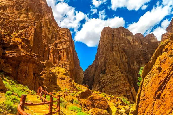 Tianshan gizemli Büyük Kanyon manzara nefes kesici Picturesque bakış