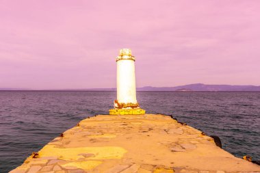 Satırları tuğla taş geçit küçük deniz feneri bakış açısı günbatımında önde gelen Pefkochori