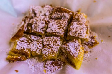 Yunan geleneksel Bougatsa kremalı muhallebi pasta Phyllo ve tarçın ile