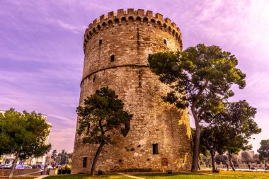 Ağaçlar ve mavi gökyüzü bulutlu arka plan ile Selanik beyaz Tower ön görünüm