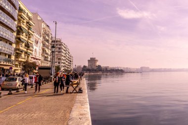 Thessaloniki Waterfront Promenade kıyı yolu kış ve güneşli hava, insanlarla
