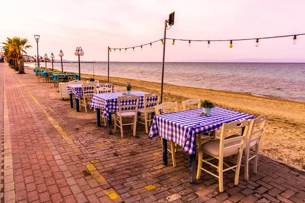 Pefkochori Promenade Street Tables Chaises Vides Restaurant Dans Une Rangée — Photo