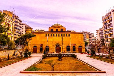 Thessaloniki Ayasofya'nın kilise ana ön bakış açısıyla Yunan bayrağı