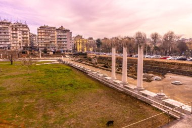 Thessaloniki Roman Agora Forum karmaşık görünümüyle satırları önde gelen kışın bulutlu gökyüzü