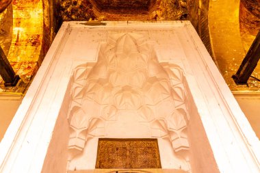 Muqarna petek sarkıt atlama Thessaloniki Alaca Imaret Camii ana giriş bakış açısıyla