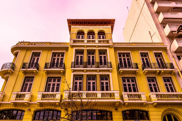 Tesalónica Amarillo Color Esquina Calle Edificio Bajo Ángulo Vista —  Fotos de Stock