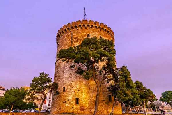 Λευκός Πύργος Θεσσαλονίκης Μετωπική Άποψη Δέντρα Και Μπλε Ουρανό Θολό — Φωτογραφία Αρχείου