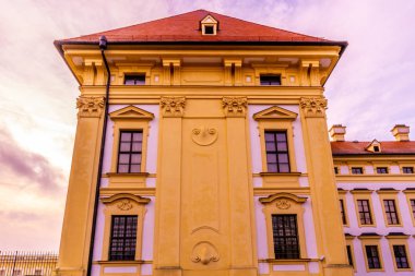 Slavkov u Brna kale Palace yan bina bakış açısıyla mavi bulutlu gökyüzü, kış