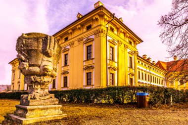 Slavkov u Brna kale Palace yan cephe, kış mavi bulutlu gökyüzü heykel bakış açısıyla