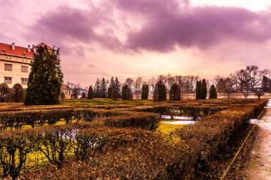 Bucovice Kalesi Chateau bir bahçe avlusu mavi bulutlu gökyüzü, kış