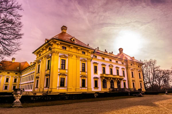 Slavkov Brna Zamek Pałac Tyłu Punktu Widzenia Niebieskiego Nieba Deszczu — Zdjęcie stockowe
