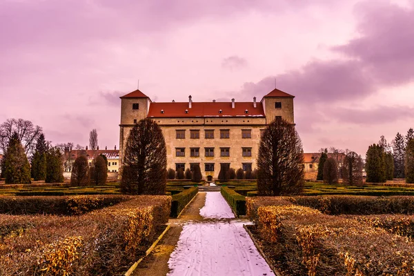 Château Bucovice Château Cour Jardin Principales Lignes Avec Ciel Nuageux — Photo