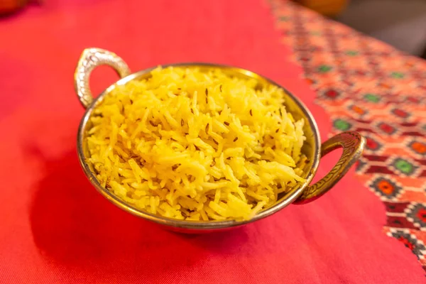 Ρύζι Ινδική Παραδοσιακή Κίτρινο Χρωματισμένο Jeera Κύμινο Ένα Μπολ Χάλυβα — Φωτογραφία Αρχείου