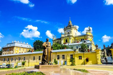 Lviv Saint George's katedral dış bakış açısıyla Büyükşehir Başpiskopos Andrew heykeli