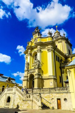 Lviv Saint George's katedral kilise giriş kapısı düşük açılı yan görünüm