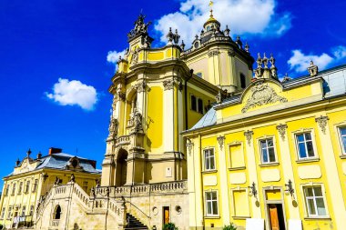 Lviv Saint George's katedral kilise giriş kapısı düşük açılı yan görünüm