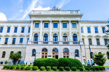 Lviv Politeknik Üniversitesi yaz, mavi gökyüzü arka plan ile ön bakış açısı