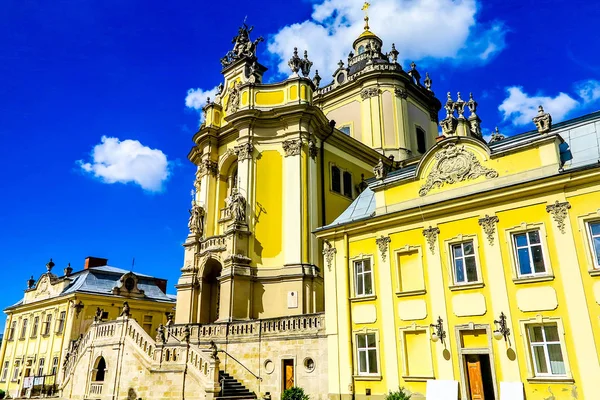 Lviv Saint George's katedral kilise giriş kapısı düşük açılı yan görünüm