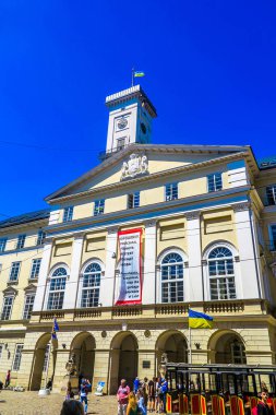 Çatıda Ukrayna bayrağı sallayarak ile Lviv Belediye Binası yan düşük açılı görünüş