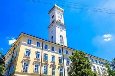 Çatıda Ukrayna bayrağı sallayarak ile Lviv Belediye Binası yan düşük açılı görünüş