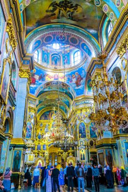 Pochaiv Lavra insanlar dua ile karmaşık Dormition katedral iç görünüm Ortodoks Christian Monastery