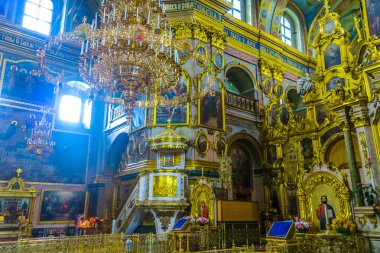 Pochaiv Lavra Ortodoks Christian Monastery karmaşık Dormition Katedrali minber ve avize
