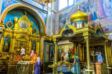 Pochaiv Lavra Ortodoks Christian Monastery karmaşık Dormition Katedrali kutsal kutsal kişilerin resmi ve sadık insanlar fresklerle