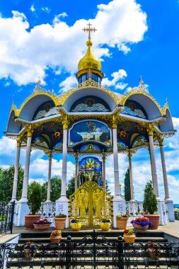 Pochaiv Lavra Ortodoks Christian Monastery karmaşık yaz sunak Pavilion simgeler freskler ve altın kubbe ile çapraz