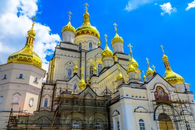 Haç ile altın kubbe Pochaiv Lavra Ortodoks Christian Monastery karmaşık başkalaşım katedral düşük açılı yan görünüm