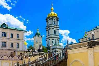Pochaiv Lavra Ortodoks Hıristiyan manastır kompleksi altın kubbe kilise Bell ve yeşil renkli çatı su kulesi