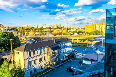 Kiev ortak binalar ve gün batımı sırasında yoğun trafik Street Highrises