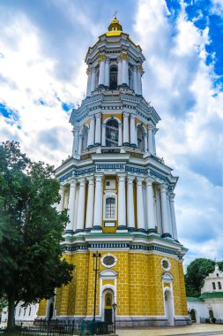 Bulutlu gökyüzü arka plan görünümüyle Kiev Pechersk büyük Lavra karmaşık çan kulesi