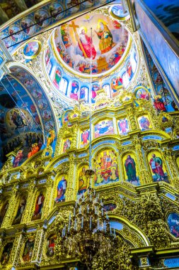 Kiev Pechersk büyük Lavra karmaşık Uspensky Sobor katedral ana sunak altın ikonostasisin tavan fresk ile avize