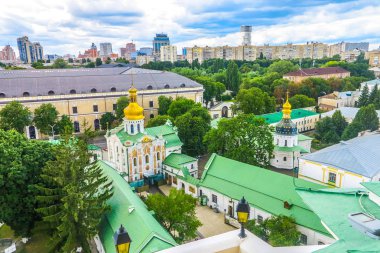 Kiev Pechersk büyük Lavra karmaşık yüksek açı dolu Panorama görüş açık havada Trinity Kilisesi ana giriş kapısı
