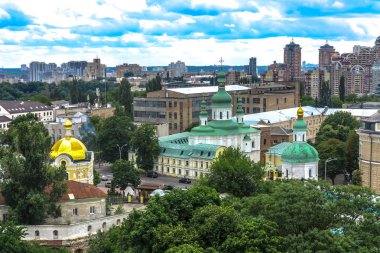 Kiev Pechersk büyük Lavra karmaşık yüksek açı dolu Panorama görüş yeşil çatılı kubbe kiliseler renkli