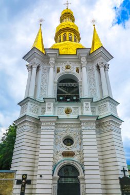 Kiev Pechersk büyük Lavra karmaşık İsa'nın Doğuşu bizim Bayan kilise çan kulesi düşük açılı ön görünüm