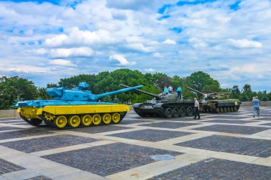 Kiev Navodnitsky Park sergi askeri teknikleri ve silah depoları Ukrayna Ulusal mavi ve sarı renklerde renkli