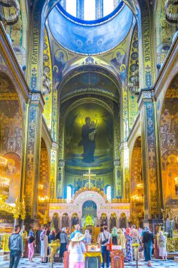 Kiev Saint Volodymyr'ın Ortodoks Christian Katedrali iç sunak ikonostasisin görünümü insanlar dua ile