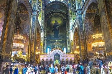 Kiev Saint Volodymyr'ın Ortodoks Christian Katedrali iç sunak ikonostasisin görünümü insanlar dua ile