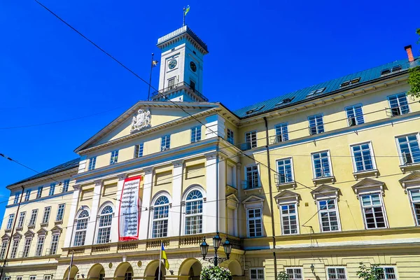 Lviv Rathaus Seite Niedriger Blickwinkel Mit Schwenkender Ukrainischer Flagge Auf — Stockfoto