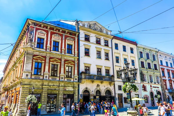 Ayuntamiento Lviv Plaza Rynok Edificios Antiguos Tradicionales Neoclásicos Con Gente — Foto de Stock